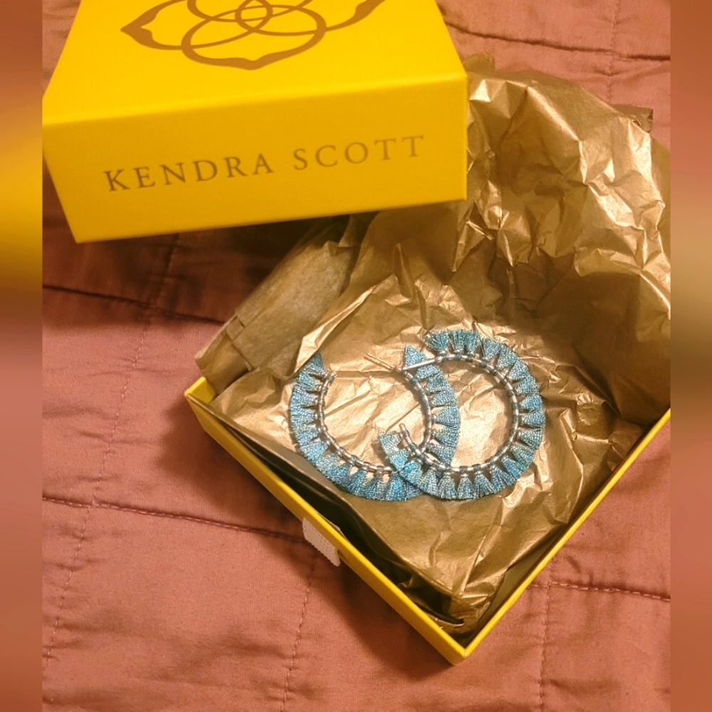 💐Kendra Scott Eve FEATHER WEIGHT gold Hoops Blue NWT. Great Mother’s Day Gift.